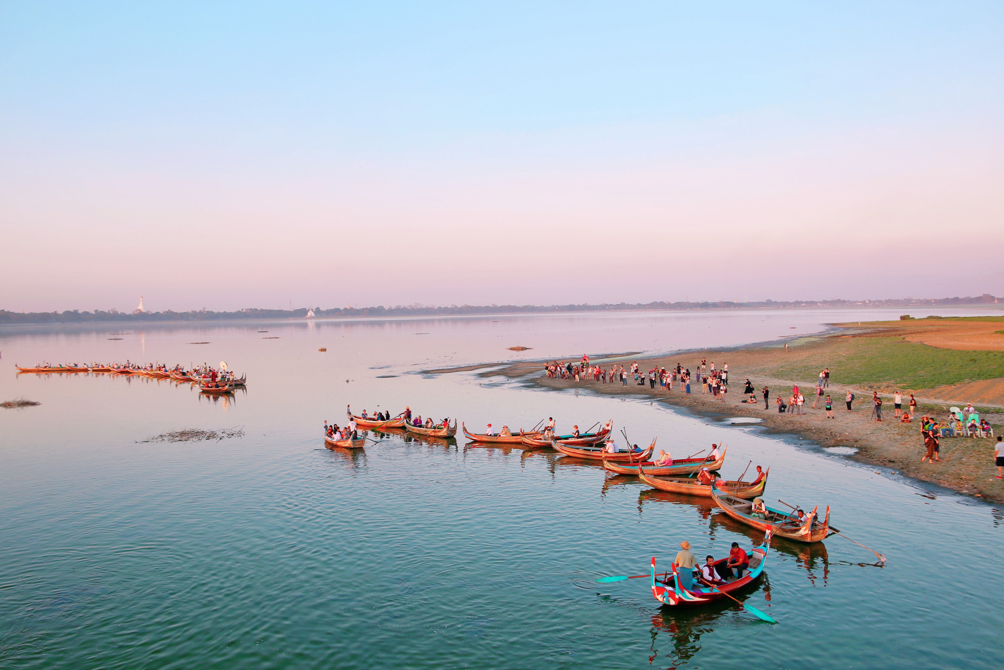 河床上布满翡翠的河，村民全天看守，拉动了当地经济