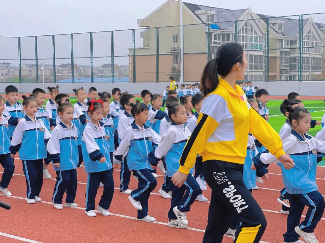 建*党**百年喜迎国庆节——西安经开第二小学队列队形广播*比操**赛