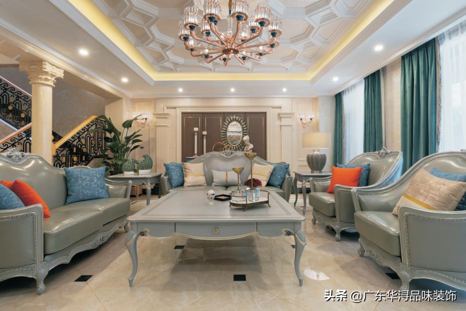 黑白灰太低调，亮色太花，客厅色彩怎么搭？看看这8套绝美客厅