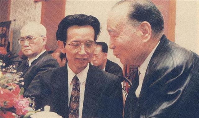 “气功大师”严新：80年代的大忽悠，跌落神坛后，狼狈逃往海外