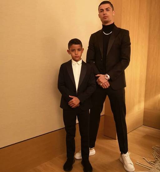 迷你罗穿白裤子和c罗合照,c罗晒与迷你罗合影