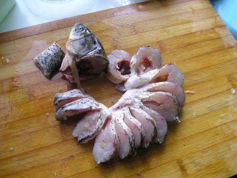 饭店里的孔雀开屏鱼都是怎么做的,开屏孔雀鱼家常做法