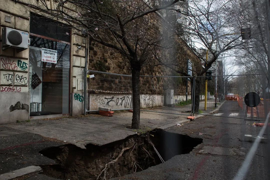 罗马男子出征在许愿池投三枚硬币,罗马许愿池投下3枚硬币是什么