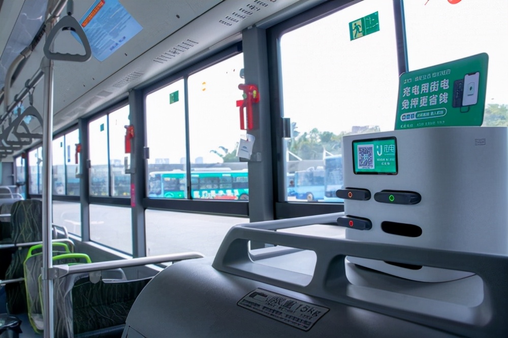 东莞松山湖智能网联巴士可借还街电充电宝，创新服务便利广大市民