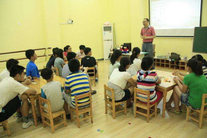 巴西舞蹈家进行“艺术”表演，一位母亲行为引众怒，性教育不可少