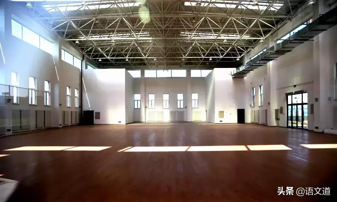 3万人足球场面积约多少平方米,3000人的体育场有哪些