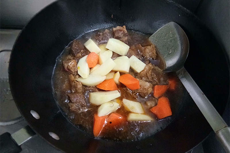 土豆炖牛肉软烂又入味配米饭香,牛肉软烂土豆软糯很下饭的菜