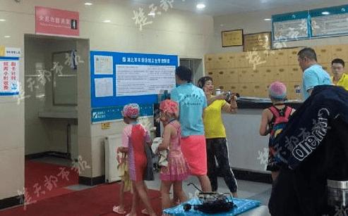 带儿子进女厕被指责,带儿子进女厕所遭指责