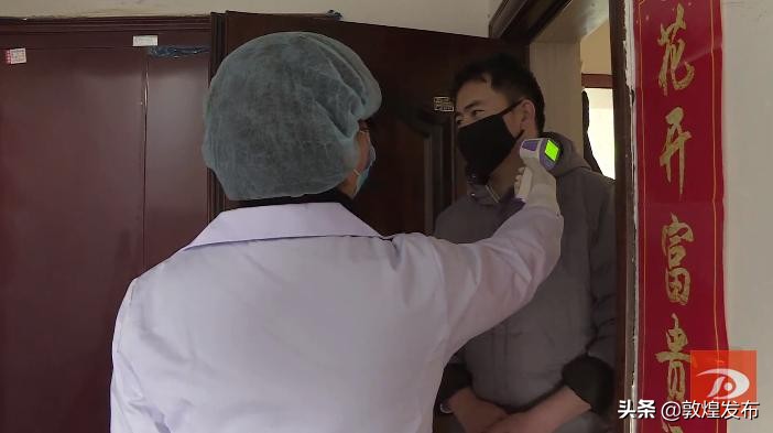 敦煌：抗击战“疫”*党**员干部变身“快递员”