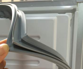 换冰箱胶条视频教程,冰箱胶条老化导致结冰