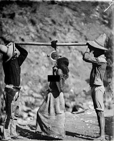 五张历史照片，秤杆上是奴隶妇女在挣扎，铁链锁住被贩卖的土著人