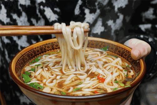 第一时间就是吃一碗广西特点米粉,湖南米粉最正宗的吃法