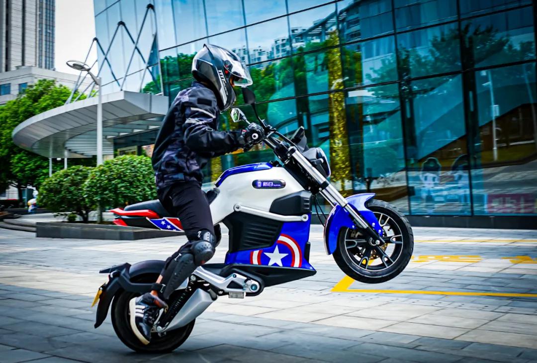 黑科技的电摩MIKUSuper：汽车级锂电双芯双动力指纹解锁