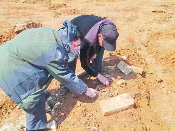 老农挖出鼻烟壶,村民无意中捡到诡异文物