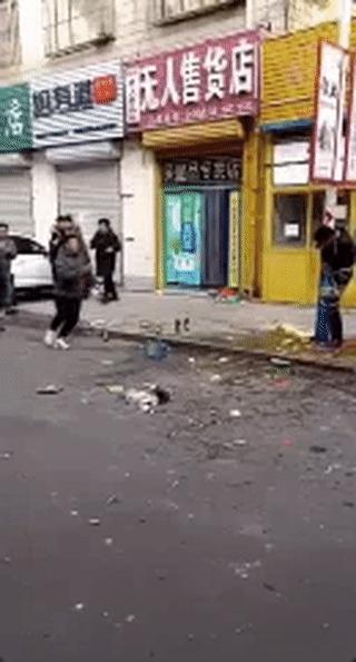 男子被人用胶带绑路灯杆上泼调料……你给我说这是结婚？