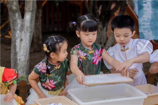 笔墨纸砚润童心，书香画韵趣国庆节：合肥市宿州路幼儿园迎国庆节活动