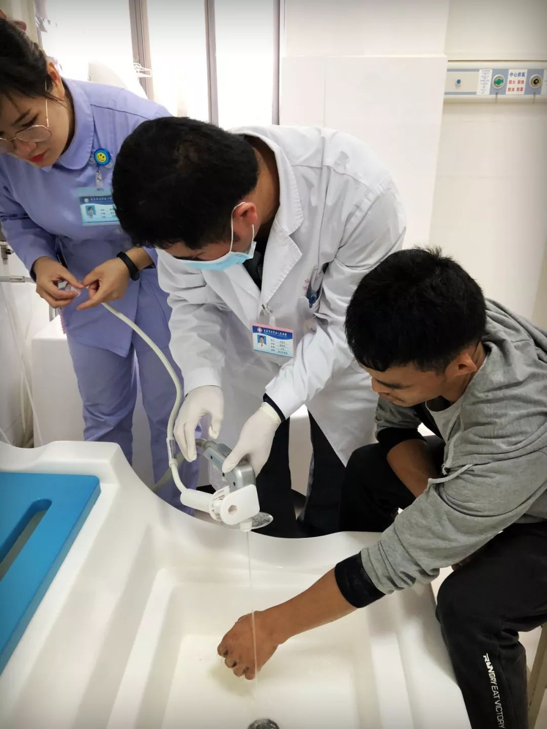 狗狗被眼镜蛇咬了怎么救治,狗狗被蛇咬伤后24小时后还会死吗