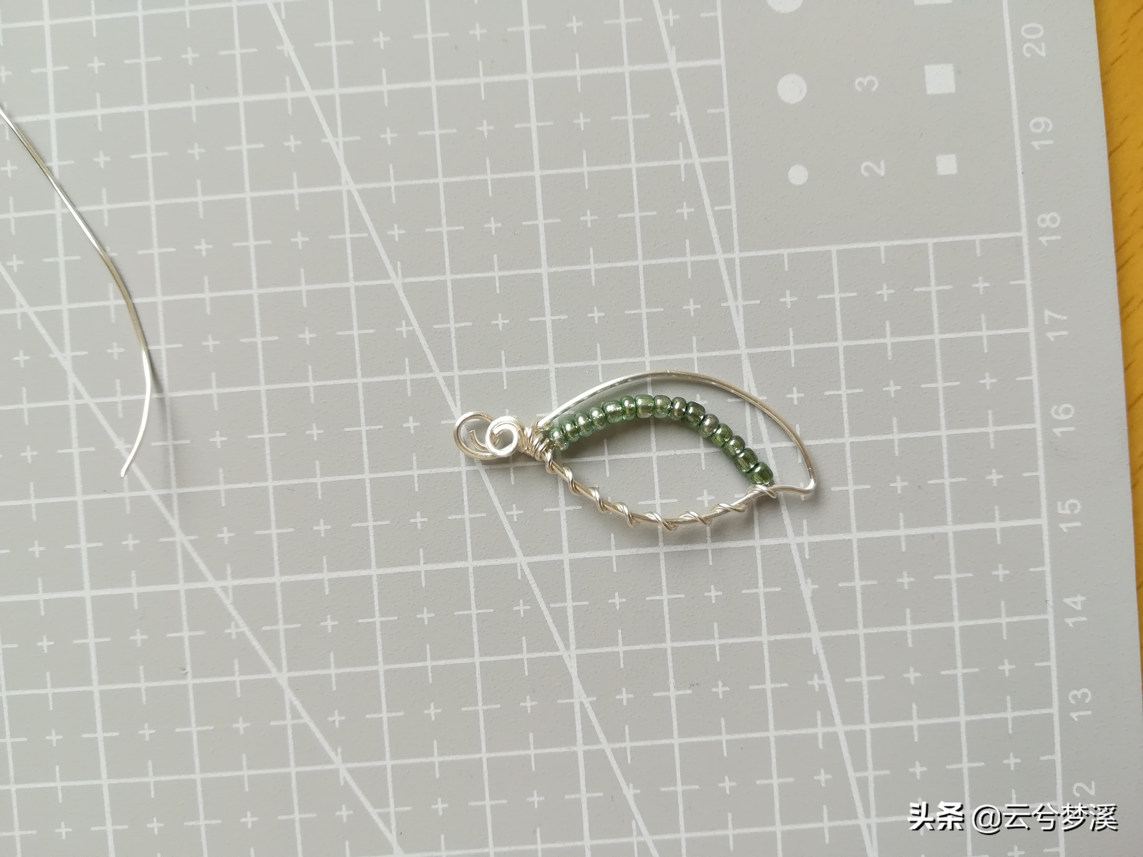 制作一片绿叶将春色戴在身边，一起期待春暖花开