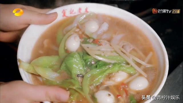 同回到娘家，林允爸妈做13道菜给女儿吃，王鸥和母亲坐姿显生疏