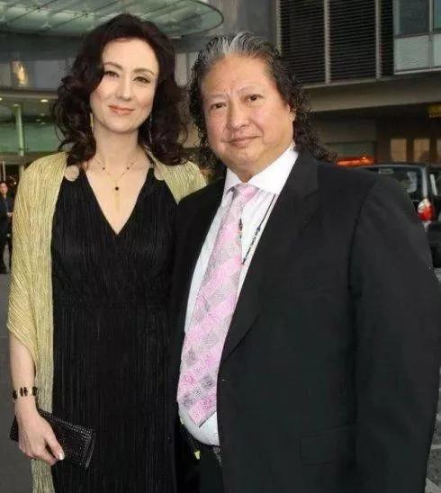 洪金宝老态照片,洪金宝现身街头满头白发