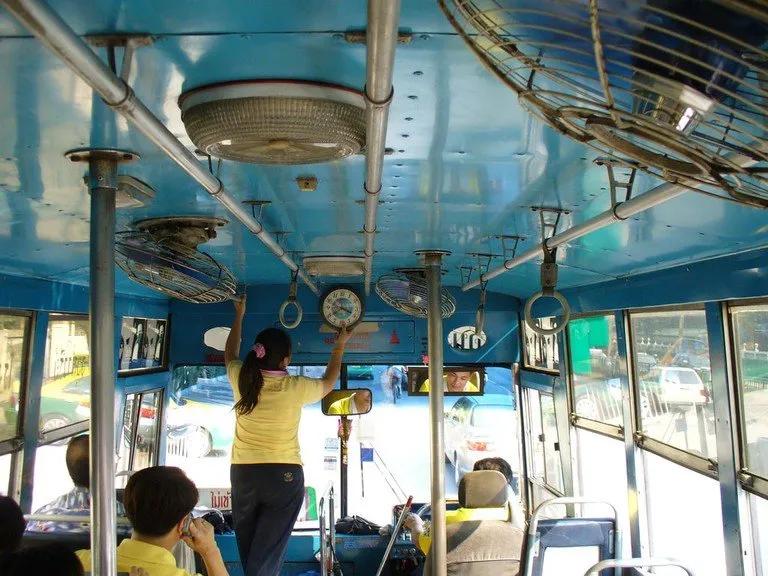 为什么泰国人要穿粉红色,去泰国为什么要穿红色衣服