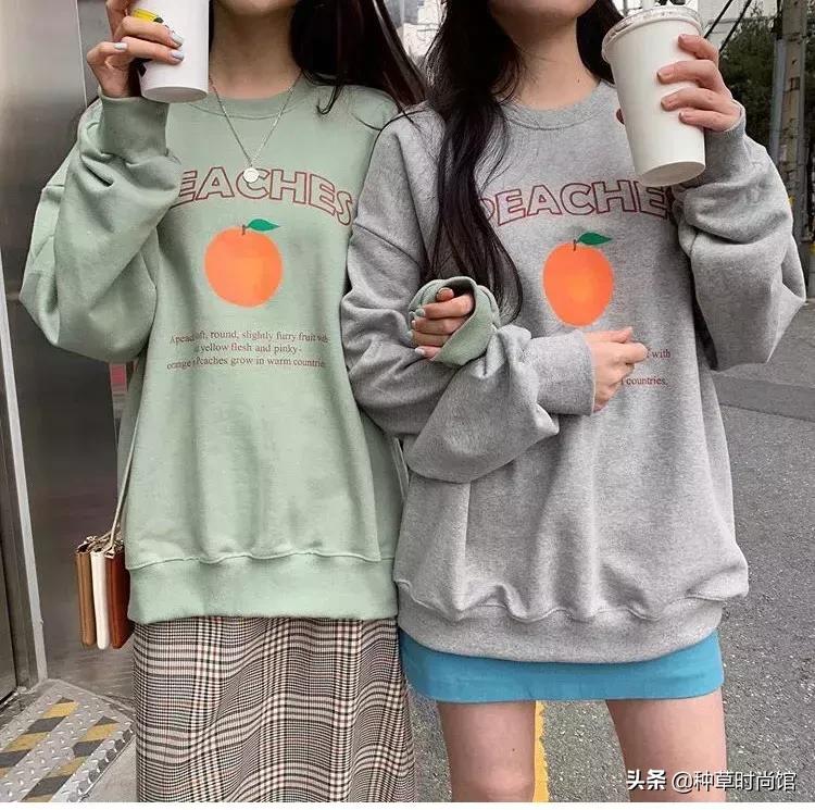 人手一件的卫衣怎么穿才时髦高级,女孩穿什么颜色卫衣洋气