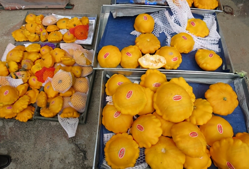 通体金黄，形似莲花，常被当成“高档水果”售卖，便宜也别买