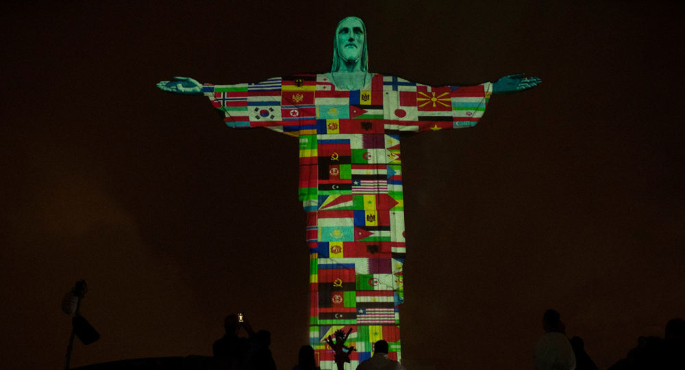 一起祈祷！38米高巴西基督像被点亮悬挂所有受疫情影响国家*旗国**