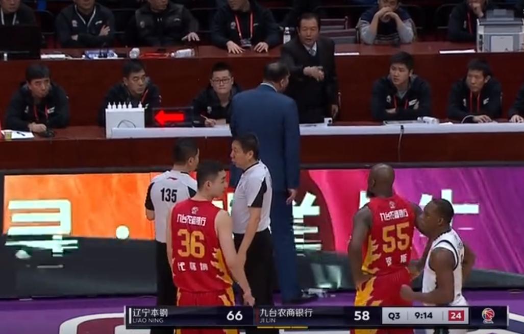 cba教练大闹技术台,cba裁判再次惹争议