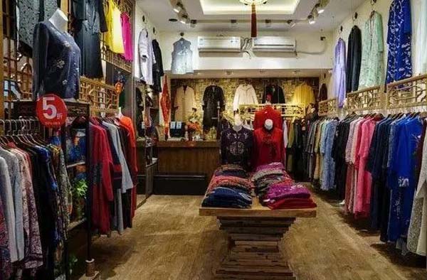 服装店橱窗两个模特陈列摆放造型,服装小店面陈列技巧图