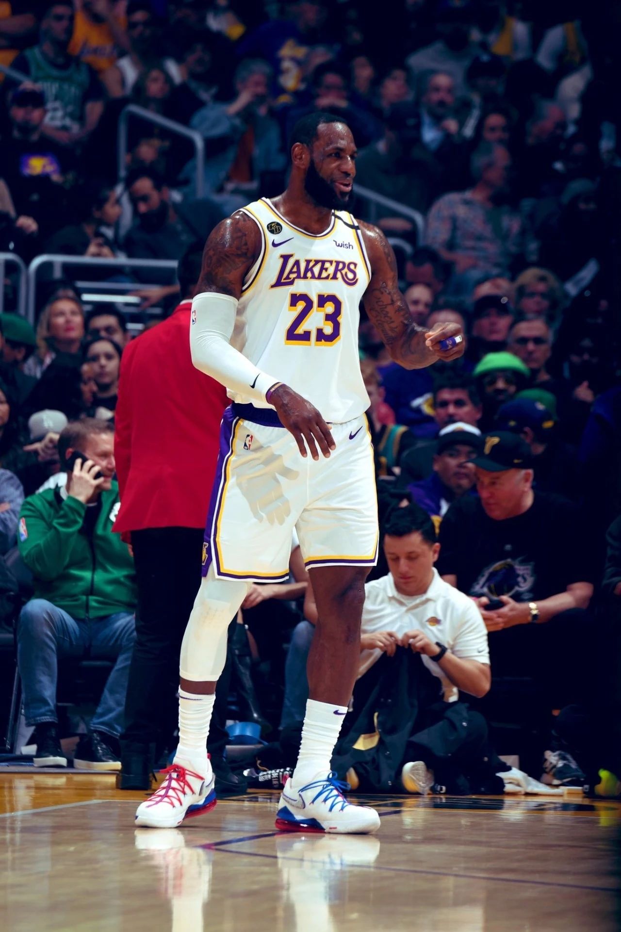 詹姆斯续约湖人的2大条件曝光,湖人完成重量级签约