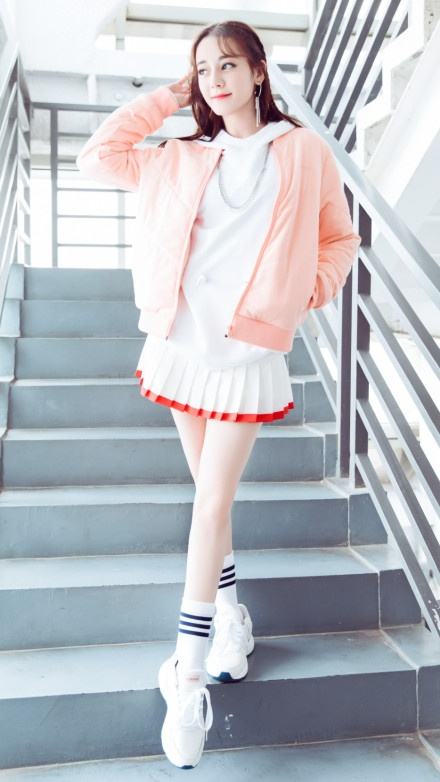 迪丽热巴深蓝西装裙配白色长靴,迪丽热巴蓝色吊带裙穿搭