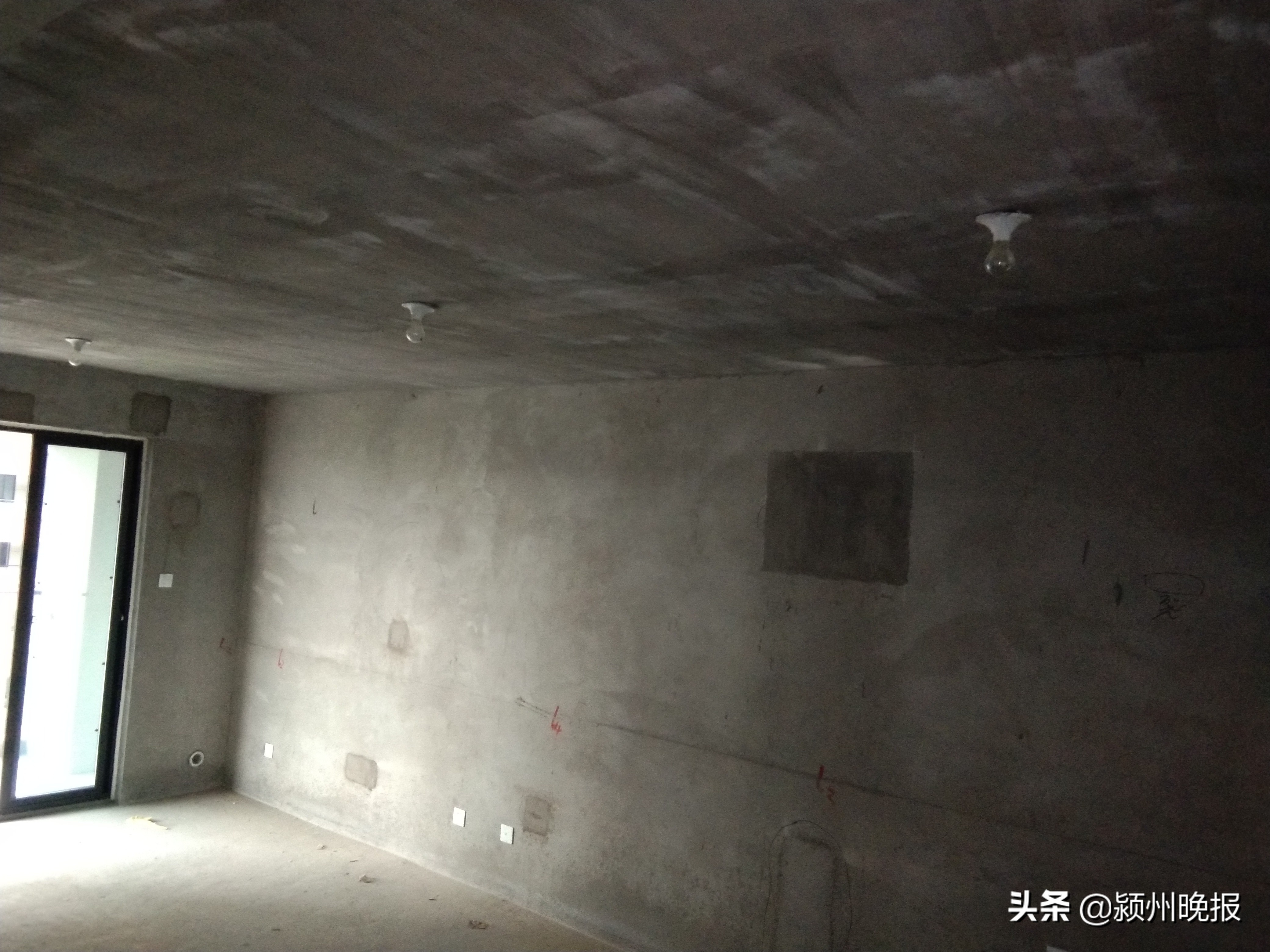 新买的房子屋顶下沉？开发商称是结构不平，属于正常情况，会积极与业主协商，事发临泉县华安城·御品园小区