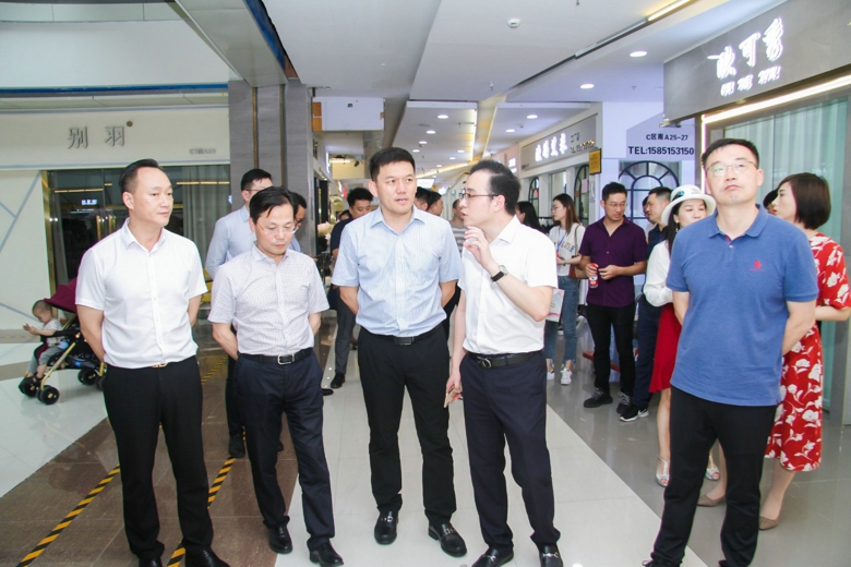 2019首届（中国）羽绒服原创设计论坛暨平湖·中国服装城原创羽绒服采购节盛大启幕