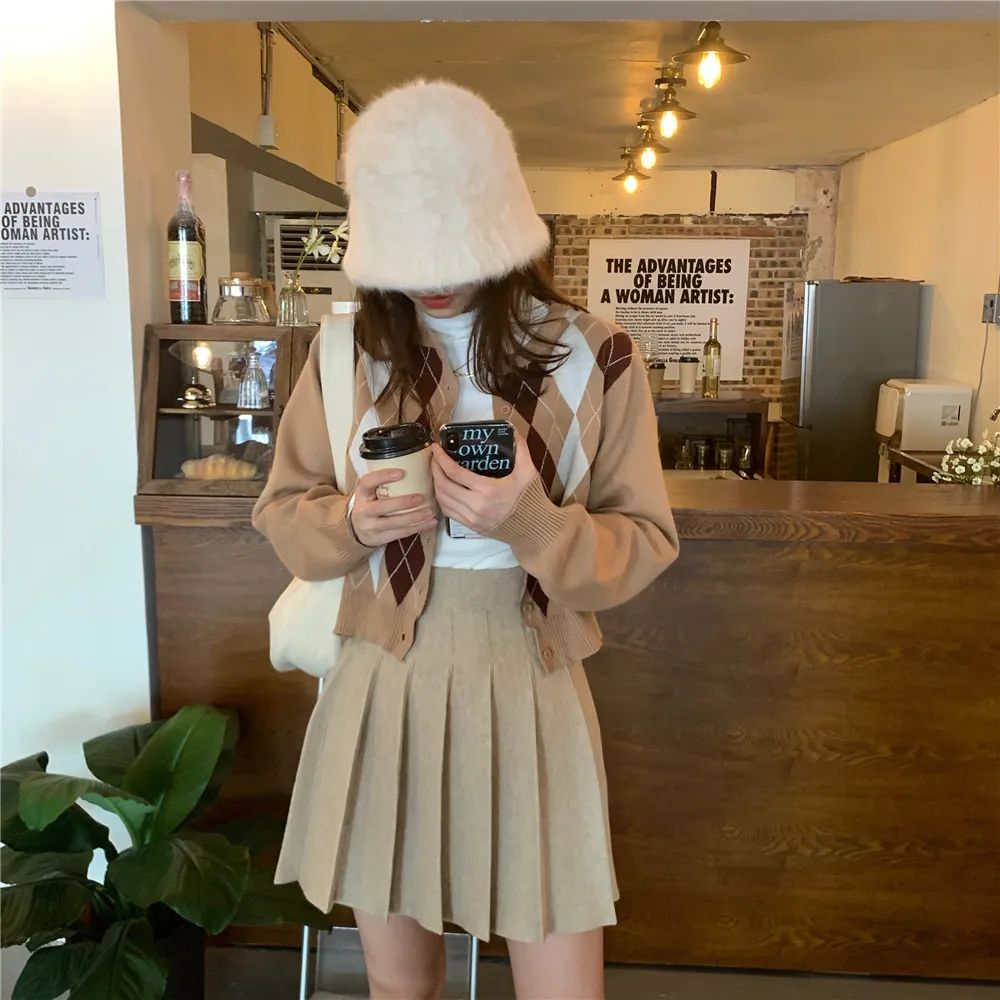 奶奶衫配半裙时髦保暖又有气质,2020早春穿奶奶衫超美