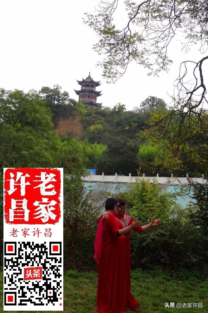 一个人行走在神秘的古建筑里,一个人行走在神秘的古建筑