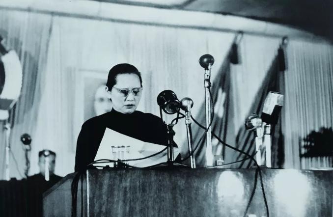 毛主席逝世追悼会上，举国致哀站立吊唁，为何有一人会坐着参加？