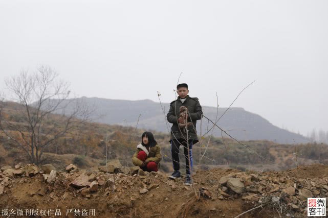 6旬大叔养侄子侄女至今未娶相亲30次遭拒：丢了俩拖油瓶就跟你过