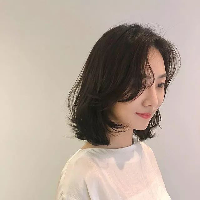 超短齐刘海短发发型,适合长脸齐耳短发最新发型