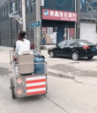 遛狗搞笑图片把主人鞋都追掉,遛狗被猫砸中