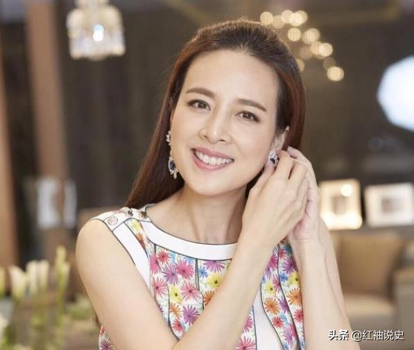 岁月不败真美人！苏提达被54岁华裔美女碾压，退下时心有不甘