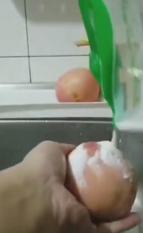 为什么用食用碱洗桃子变绿了,用碱面洗桃子变黑了还能吃吗