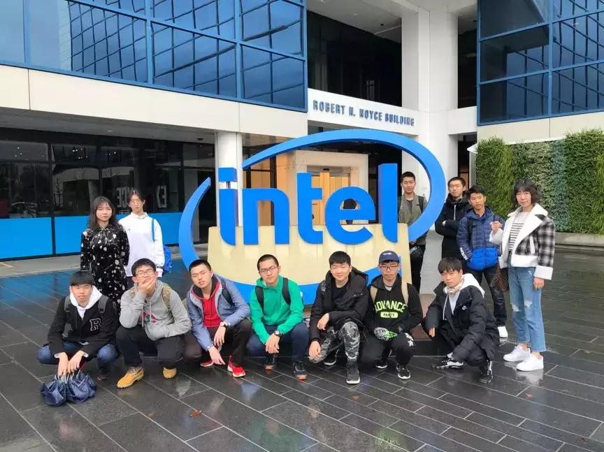 这帮人要策划去斯坦福大学玩机器人，就是价格小贵，心痛