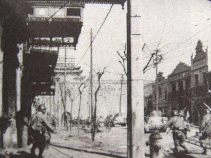 他组建南京国际安全区，救助救济中国难民，曾被两次授勋