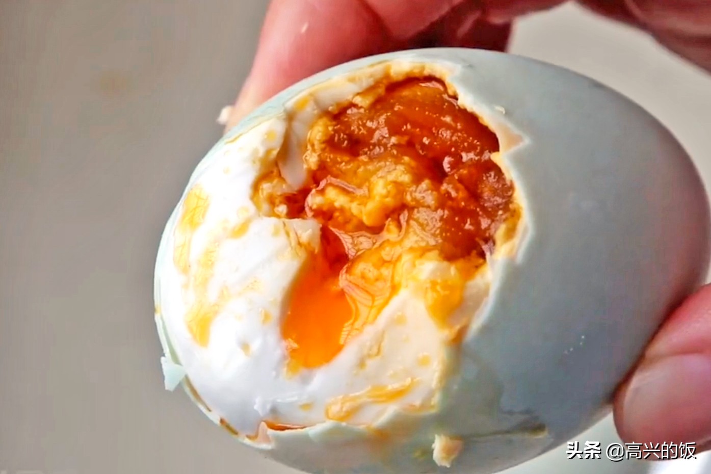 用超简单的方法腌制流油咸鸭蛋,如何腌咸鸭蛋又快又能冒油