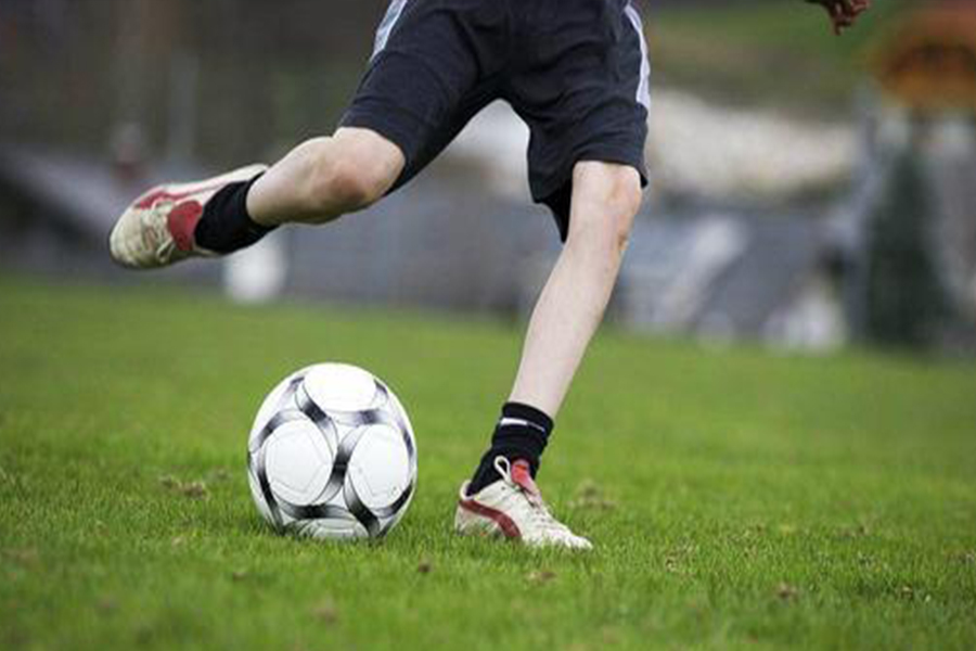 在足球场上训练队友该说的话,和球队一起踢球需要注意什么