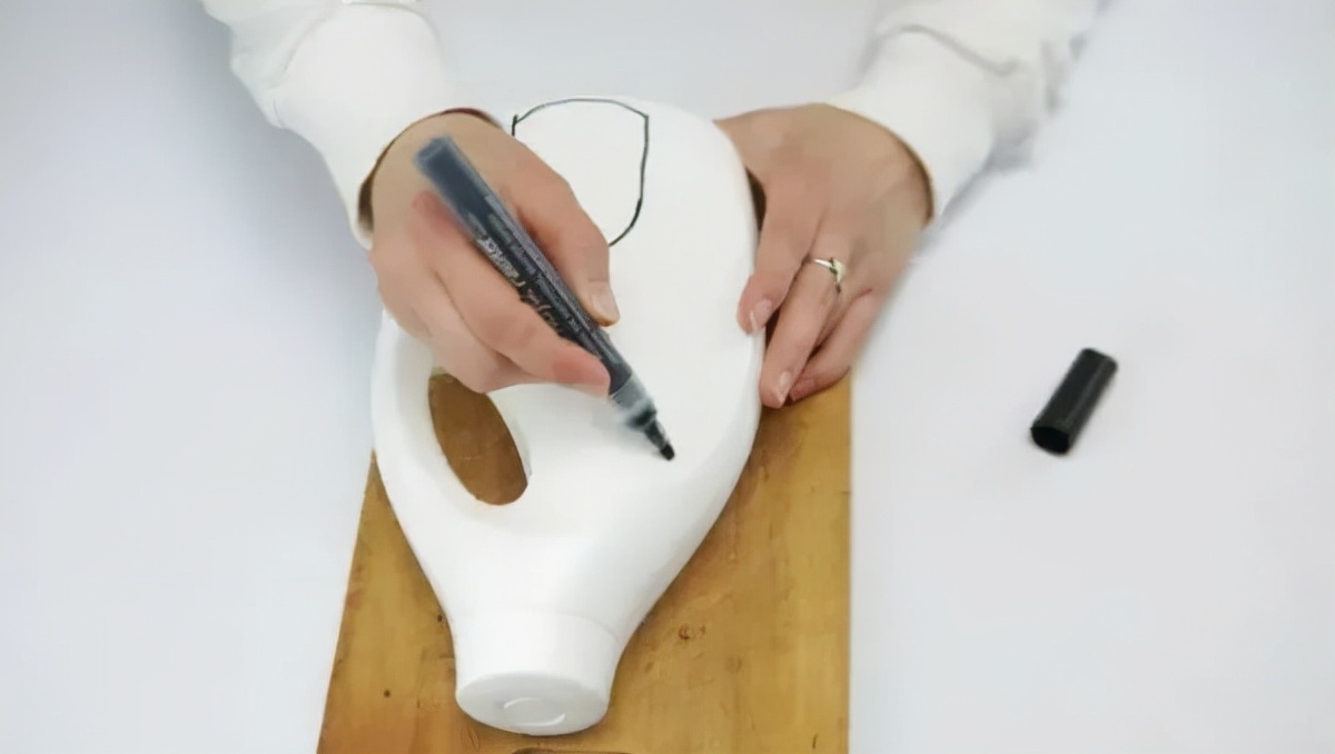 变废为宝简单又漂亮塑料瓶图文,100个废弃塑料瓶变废为宝的方法