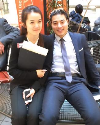 又有男星求婚成功！在好莱坞单膝下跪似电影，热情拥吻超甜蜜