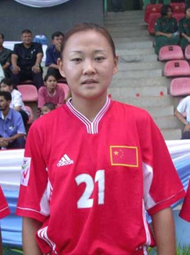 中国女足脱球衣庆祝名场面,女足腹肌秒杀男足