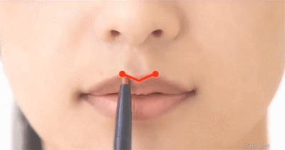 看看自己嘴型适合怎么涂口红,怎么让嘴唇涂完口红后显得很水润